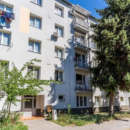 Bulharska Trojizbovy Apartment